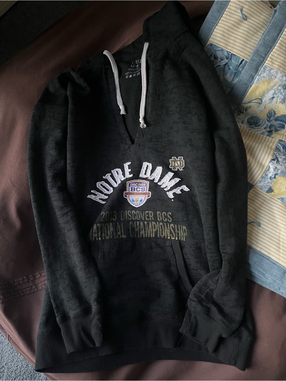 Notre Dame womens Black heathered V-Neck Hooded Sweatshirt. Sz medium